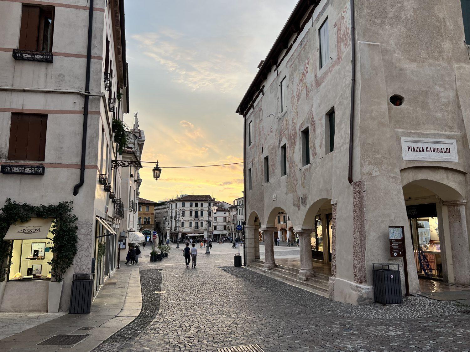 Ponte Vecchio, Elegante Appartamento A Due Passi Dal Centro Bassano del Grappa Buitenkant foto